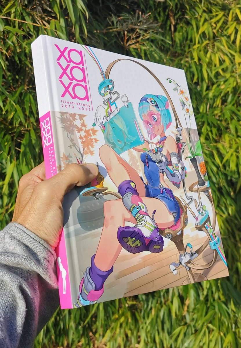 After months of work, my artbook is finally in my hands (and I'm very very very happy with the result 🤩)