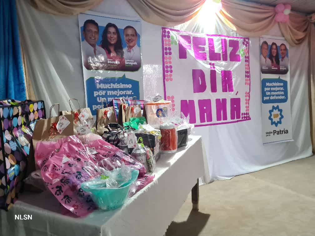 ArribaJujuy's tweet photo. DIA DE LA MADRE EN #LOBATON
Junto al vocal de #Rodeito Guido Rueda y su equipo de trabajo, en el mes de las madres las agasajamos con un brindis, regalos y muchas sorpresas mas.
🧵👇 https://t.co/zmgfAplTpK