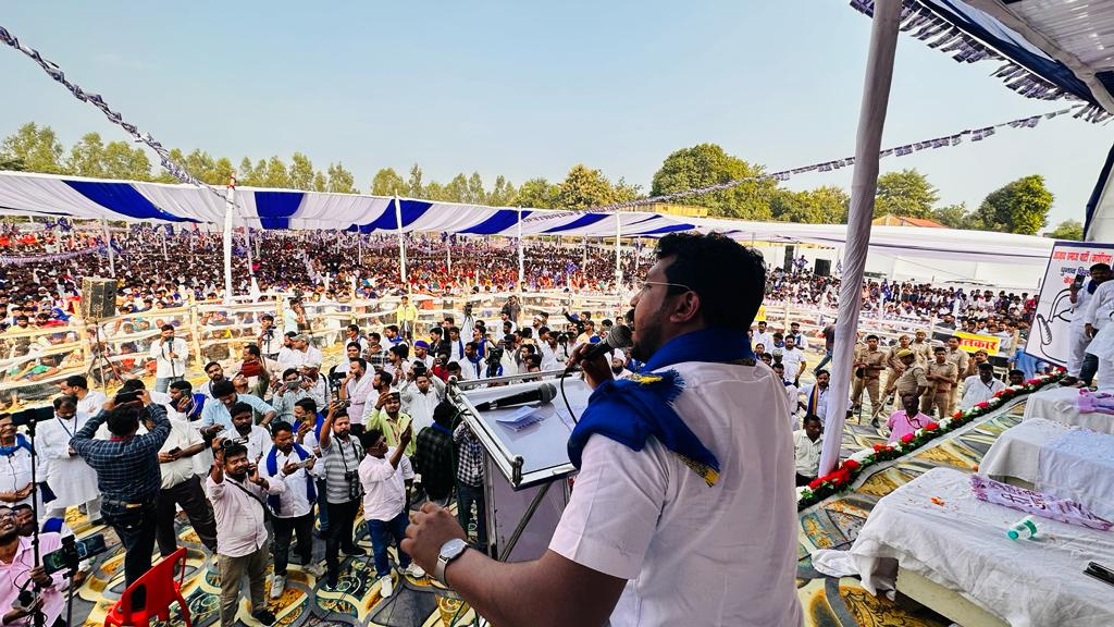 मान्यवर कांशीराम साहेब जी के परिनिर्वाण दिवस पर उन्हे सच्ची श्रद्धांजलि देते हुए बड़े भैया चंद्रशेखर आजाद जी ने बहुजन समाज को फिर से सत्ता में लाने की शपथ ली। बहुजन हिताय बहुजन सुखाय की विचारधारा पर चलते हुए बहुजनों के लिए लड़ते रहेंगे।
जय भीम जय कांशीराम
<a href="/BhimArmyChief/">Chandra Shekhar Aazad</a>