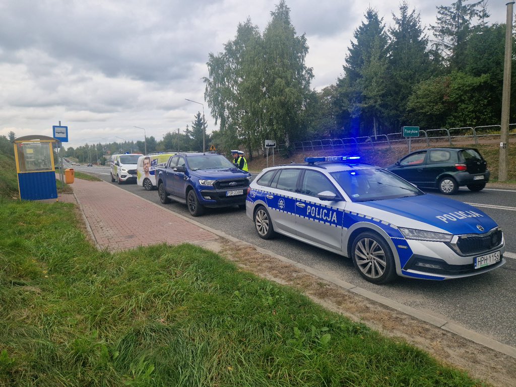 EKOlodziejczak_'s tweet photo. Na wjeździe do Przysuchy niemiła niespodzianka. 

Samochód w którym jadę ja jedzie dalej. Policja zatrzymała samochód do którego wsiadłem w Gnieźnie -tym razem mnie w nim nie było. Przewidzieliśmy to. https://t.co/xjenesGlmT