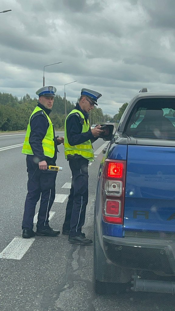 Na wjeździe do Przysuchy niemiła niespodzianka. 

Samochód w którym jadę ja jedzie dalej. Policja zatrzymała samochód do którego wsiadłem w Gnieźnie -tym razem mnie w nim nie było. Przewidzieliśmy to.