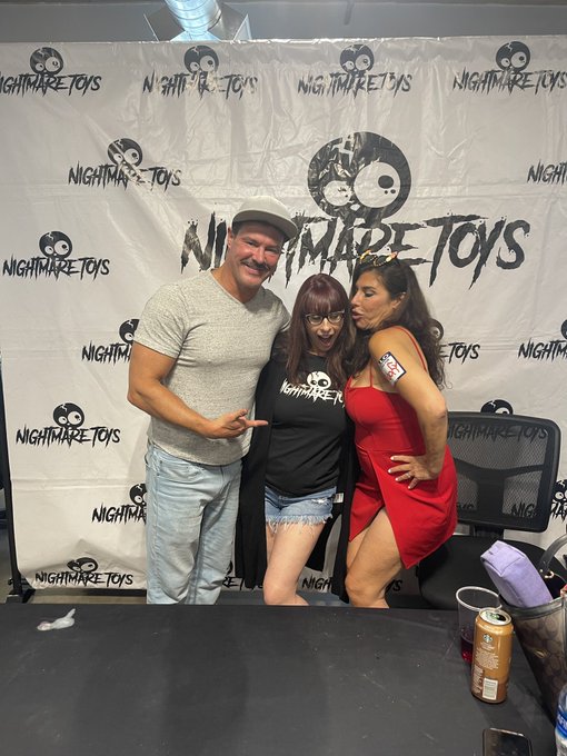 Always a good time at @nightmaretoys when Felissa Rose and Dave Sheridan are in the house!! 😜🖤  #HorrorCommunity<a class="tags" target="_blank" title="On Twitter" href="/?out=eyJ0eXAiOiJKV1QiLCJhbGciOiJIUzUxMiJ9.eyJpYXQiOjE3MjA3NDIzNjQsImlzcyI6InR3cG9ybnN0YXJzLmNvbSIsIm5iZiI6MTcyMDc0MjM2NCwiZXhwIjoxNzUyMjc4MzY0LCJyZWRpcmVjdF91cmwiOiJodHRwczovL3R3aXR0ZXIuY29tL25pZ2h0bWFyZXRveXMifQ.wde_UMZQ12z-iYET65YeR3cs6Xnw-GPSwGTxh_D1QzEDoSD_3xTiSrJalUA23ZsrG2XLBPCM7i3M0OUJxZiR4g">@nightmaretoys</a><a href="/tag/lasvegas"class="tags"><span>#lasvegas</span></a><a href="/tag/horrorcommunity"class="tags"><span>#horrorcommunity</span></a><a href="/tag/joebobsjamboree"class="tags"><span>#joebobsjamboree</span></a>