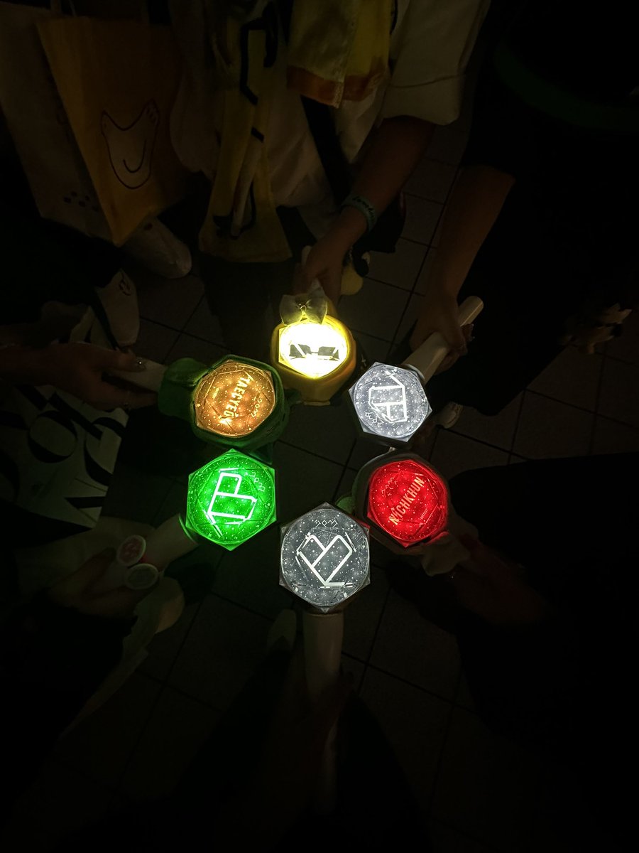 ty_yr_88's tweet photo. 15周年おめでとう🫶🏻
約7年ぶりに日本に戻ってきてくれてありがとう🥹
ハレスにも会えて素敵な언니とも仲良くなれて最高に幸せな2日間でした🤍 https://t.co/W60jSKo4Qi
