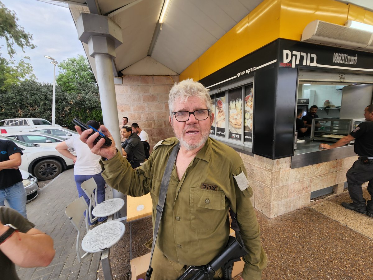 amirtibon's tweet photo. האיש הזה הוא גיבור. דודיק לניאדו. נשוי לדודה שלי, יעל תיבון. דודיק הוא רפתן וגר בקיבוץ קלי"ה בים המלח. הוא שמע שהפרות בעוטף נשארו בלי מי שיאכיל אותן. עלה על מדים ונסע להאכיל את הפרות בנחל עוז ומקומות נוספים. הציל אותן ואת העתיד של הקיבוצים. מעשה אדיר של אומץ, חסד ואהבה תחת אש. https://t.co/yPLqeOJMDv