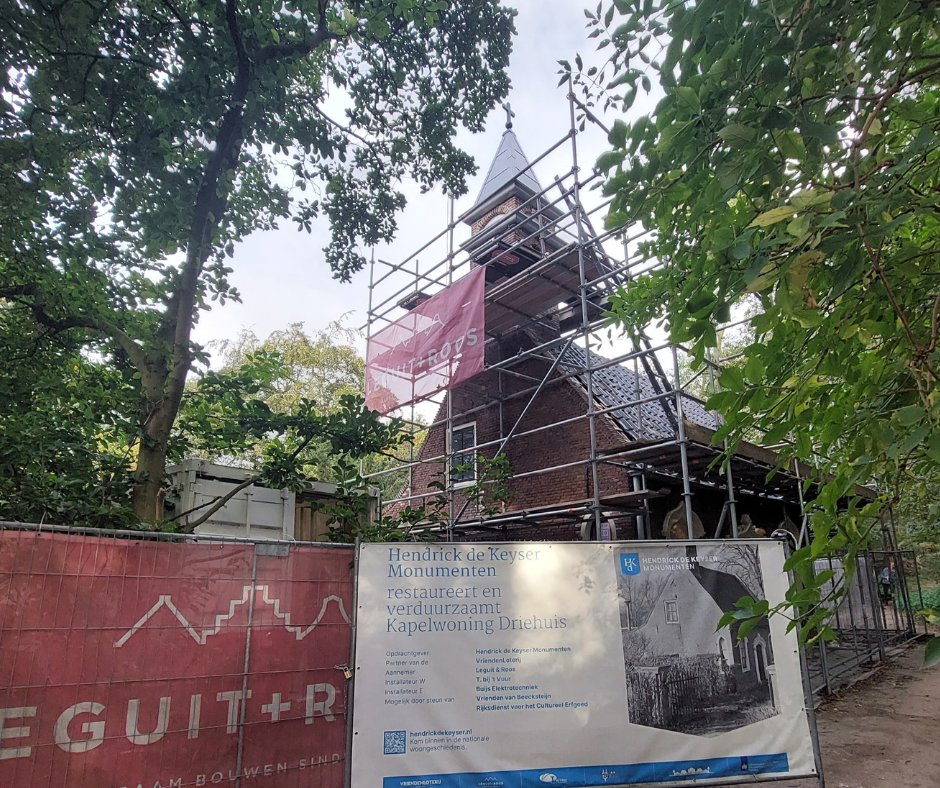 De plaatsing van de torenspits op de Kapelwoning op Buitenplaats Beeckestijn is een feit. Deze bijzondere 'folly' is waarschijnlijk het oudste bewaard gebleven voorbeeld van de neogotische bouwstijl in ons land.  Meer weten? ➡️ hendrickdekeyser.nl/de-huizen/kape… #geschiedenis #architectuur
