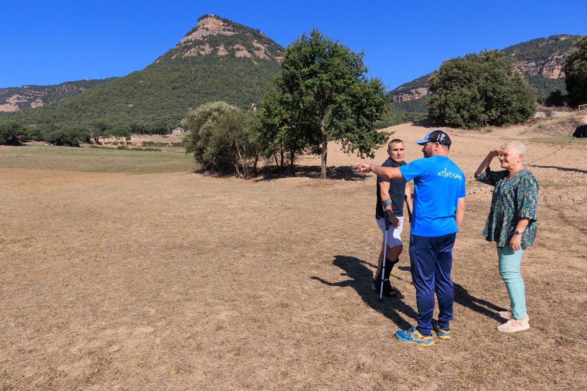 Atletisme_FCA's tweet photo. 🔛 Avui hem viscut la presentació del Campionat de Catalunya de cros relleus mixtos que viurem aquest proper diumenge a l’Espunyola.

✍️ A l’acte hi han assistit @merce_rosich, l’alcalde Albert Altarriba, Ramon Caballé, president del @ccbergueda i Alfons López, de @JAB_Berga. https://t.co/Lf9G11ajsr