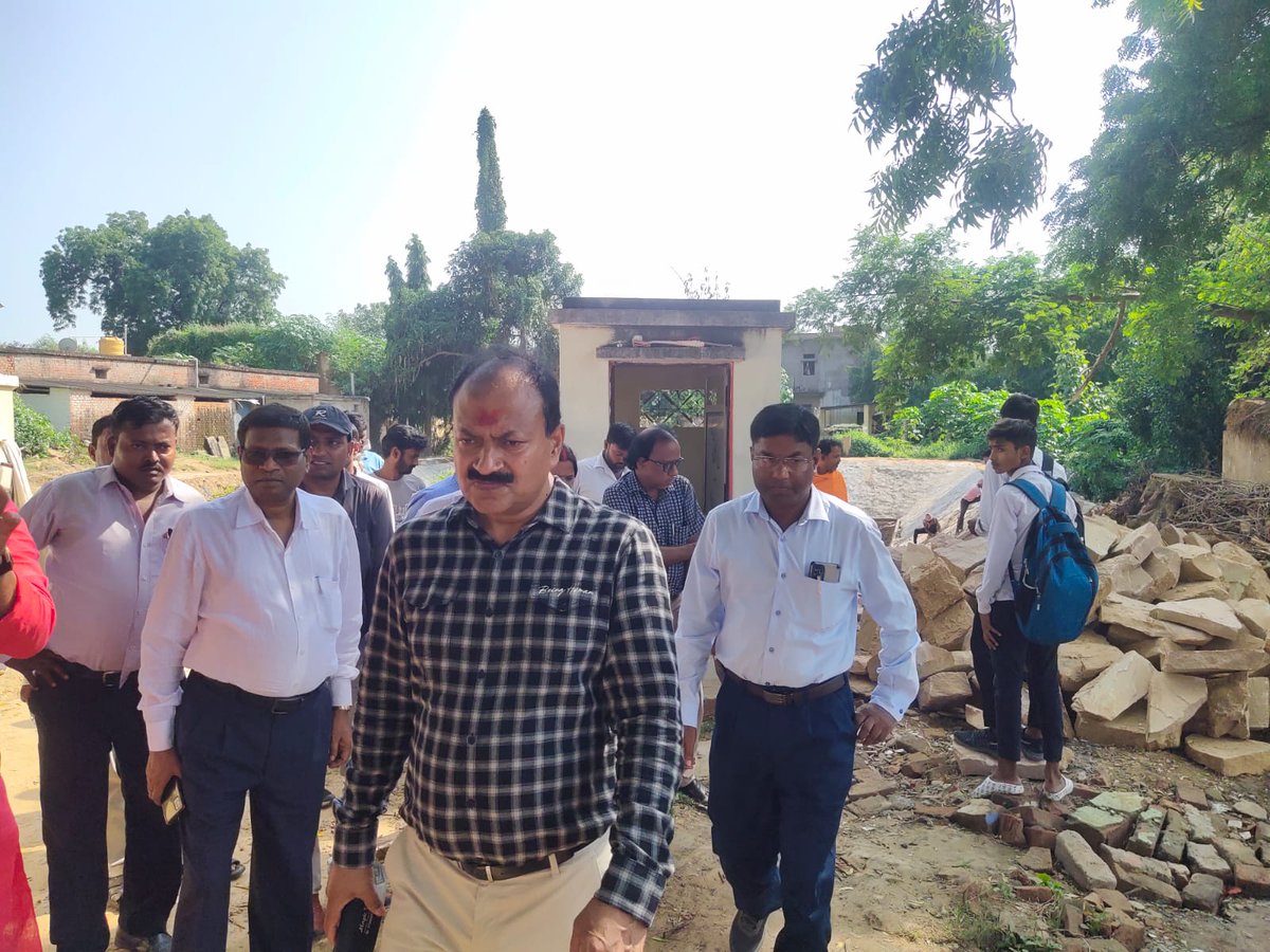 Director, SBM(G), Mr. Sanjay Kumar Sinha visited 3 villages of Mirzapur district for monitoring of ODF Plus activities, interacted with SHG members responsible for operation of RRC and discussed with SBM(G) &amp; JJM officials
#SwachhBharat
#ODFPlus
#HamaraSwachhUP
#GarbageFreeIndia
