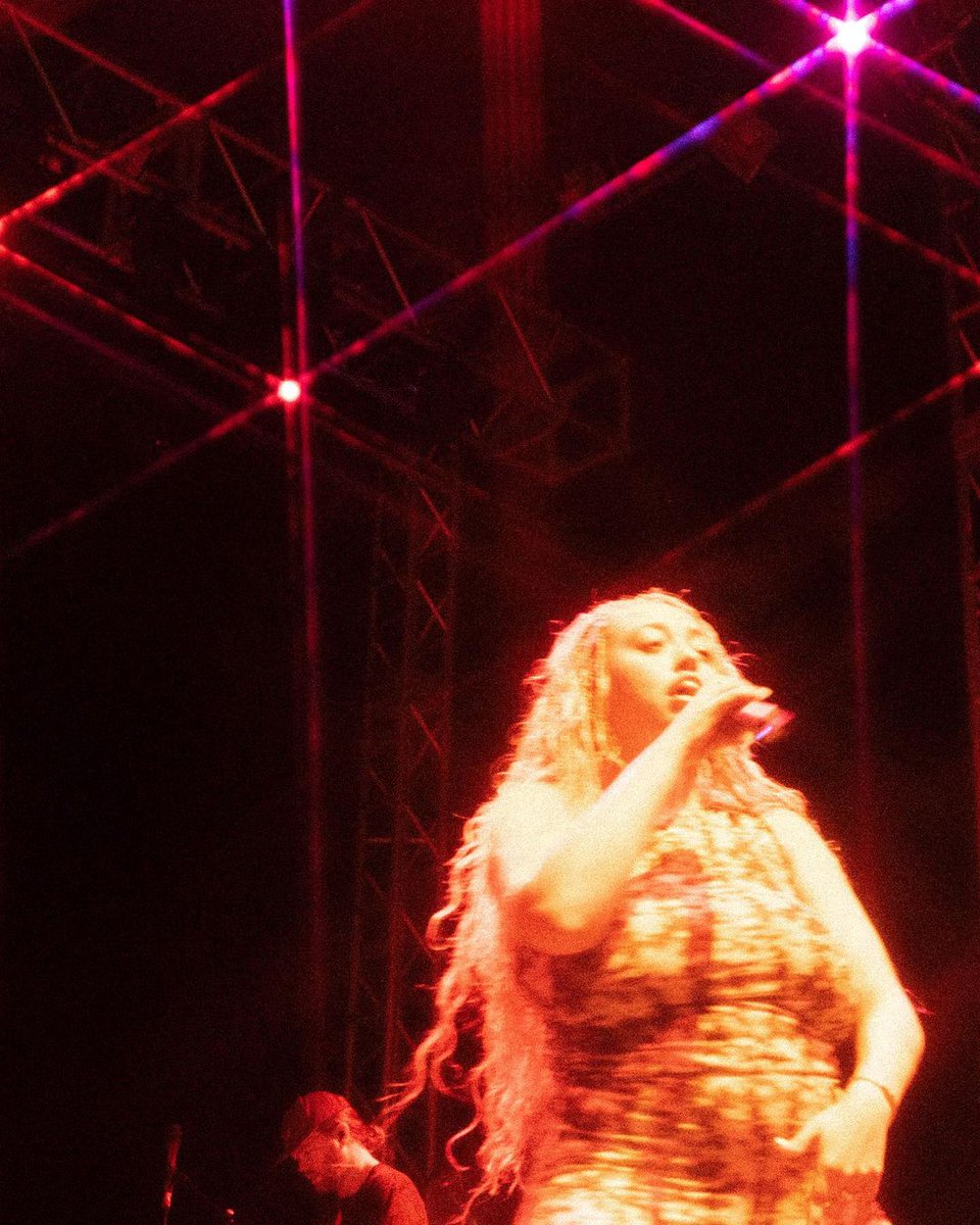 mahalia's tweet photo. leedssss my heart is full 🥹 🫀 we've all worked so hard to bring you this show and i am SO happy we are finally singing IRL together 💕 
https://t.co/91yAqzoNB3  

📸 Emie Grimwood https://t.co/dwXDC8EXiB