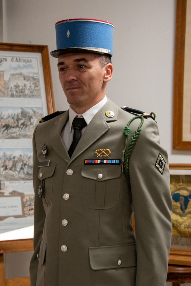 1RCA_canjuers's tweet image. #AlHonneur 🇨🇵 

En fin de semaine passée, trois personnels du régiment se sont vus remettre leurs nouveaux galons par le chef de corps du #1erRCA  dans le cadre de leurs progressions professionnelles!

#FiersdeNosSoldats #COME2CIA