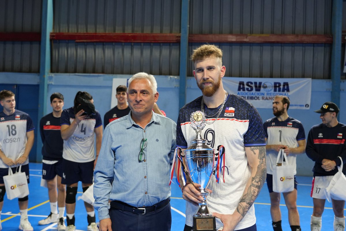 PabloSilvaAmaya's tweet photo. 🏐🏐La selección chilena de Voleibol ganó en cuatro set  a UPCN San Juan Vóley de Argentina, partido amistoso como preparación a los #PanamericanosSantiago2023 que se disputó en el gimnasio Hermógenes Lizana de Rancagua 
@santiago2023 @fevochi_oficial @asvorachile https://t.co/iXZowf8qOi