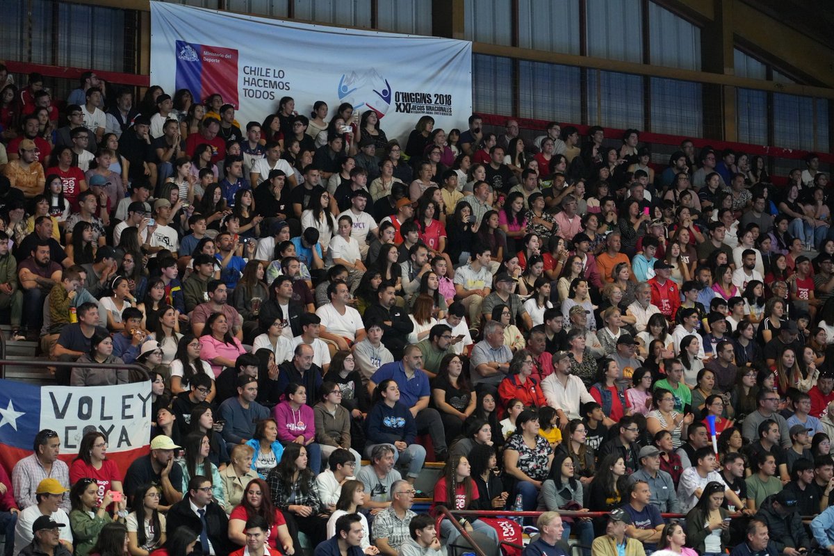 PabloSilvaAmaya's tweet photo. 🏐🏐La selección chilena de Voleibol ganó en cuatro set  a UPCN San Juan Vóley de Argentina, partido amistoso como preparación a los #PanamericanosSantiago2023 que se disputó en el gimnasio Hermógenes Lizana de Rancagua 
@santiago2023 @fevochi_oficial @asvorachile https://t.co/iXZowf8qOi