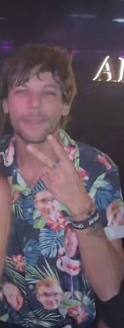 LouisTSpainNews's tweet image. LOUIS DE FIESTA EN BARCELONA EL OTRO DÍA