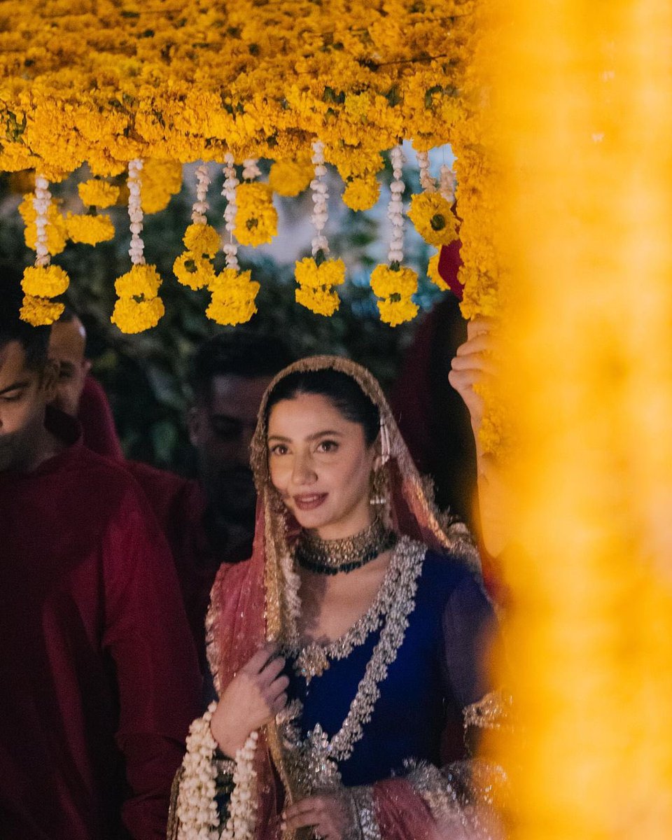 the_fab_app's tweet photo. Some Unseen beautiful Pics of Pakistani Actress @TheMahiraKhan from her Mehndi Celebration!! ♥️

#mahirakhan #mahirahkhan #pakistanibride #pakistaniwedding #pakistanidress #pakistanifashion #pakistanisuits #pakistaniclothes #pakistanidrama #henna #hennadesign #hennaartist #prewed https://t.co/6Plr1TzRoN
