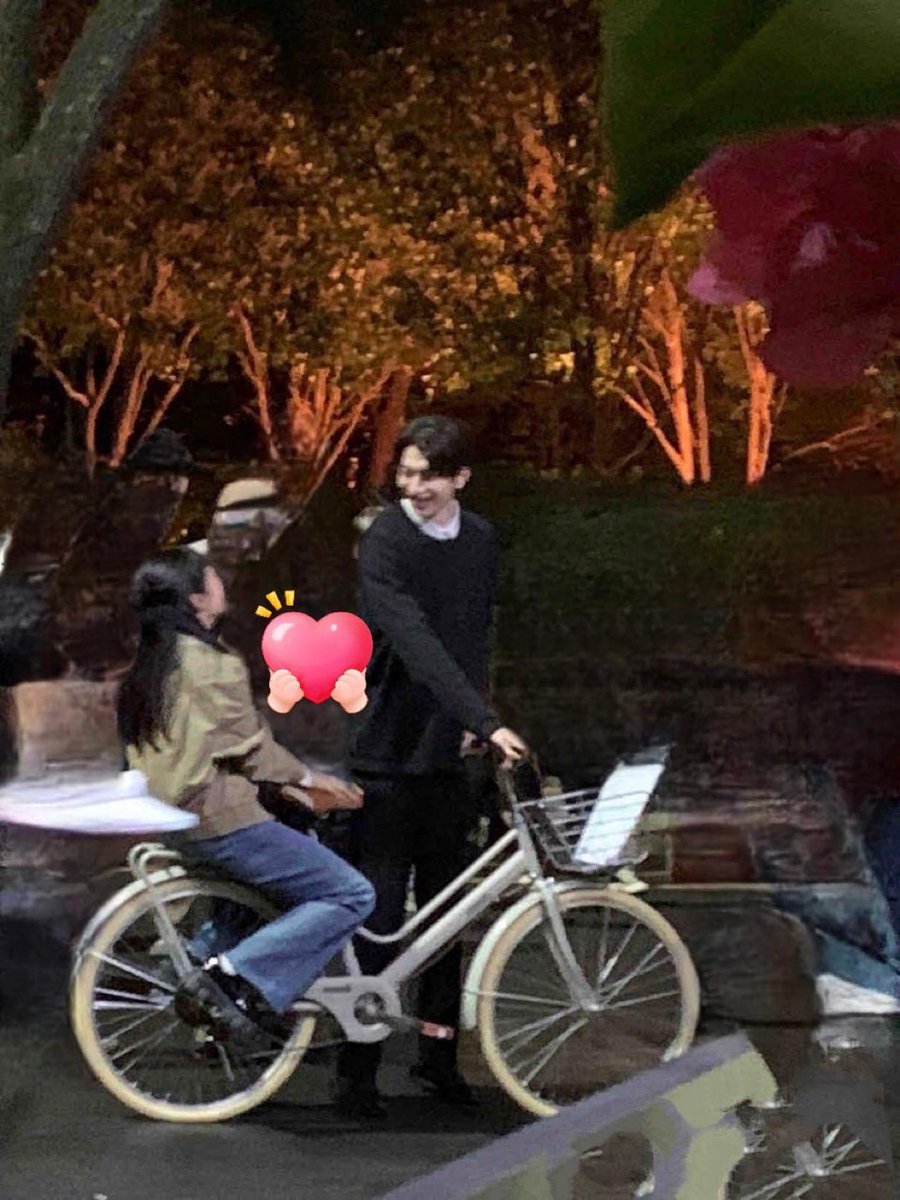 dkslxxee's tweet photo. 231009 <失笑> 촬영

이게 로맨스야 ... 🥺

#失笑 #smilecode
#심월 #ShenYue #沈月 https://t.co/8AmHce9U9V