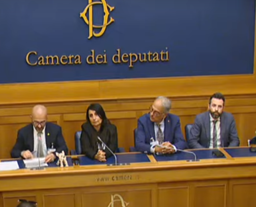 Siamo in diretta ora dalla Camera dei Deputati a
<a href="/Montecitorio/">Camera dei deputati</a> con @LAVonlus 
#giulemanidaisantuari #CuoriLiberi 
Segui la Diretta webtv.camera.it/evento/23449