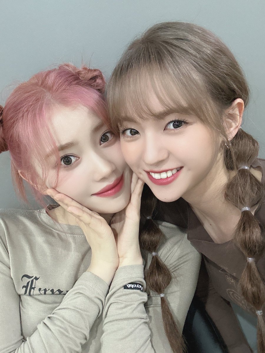 EunSEonni27's tweet photo. From this to this awooowwkwwkww gaya lu shiro geleng2 besoknya foto berdua ๐คฃ๐คฃ๐คฃ๐คญ๐๐ฅฐโค
#Xiaoshiro
#XIAOTING
#MASHIRO
#Kep1er https://t.co/oiDyyqR5t3