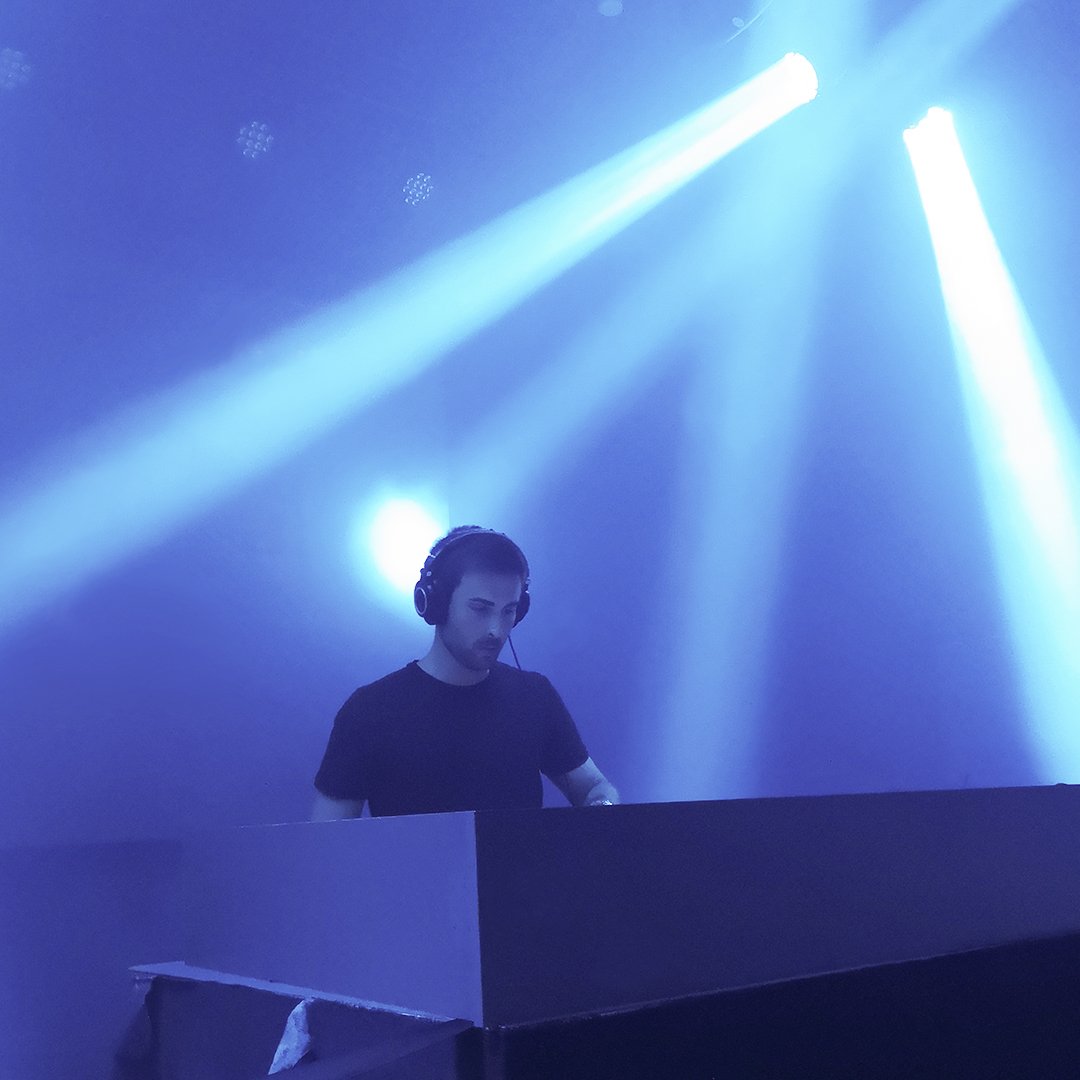 axyamusic's tweet photo. ▶️
#axyamusic #axya #dj #play #club #duisburg #dusseldorf #electronicmusic #techno #house #edm #lights #bass #cdj #djm #mix #session #live https://t.co/YcpQDWD08W