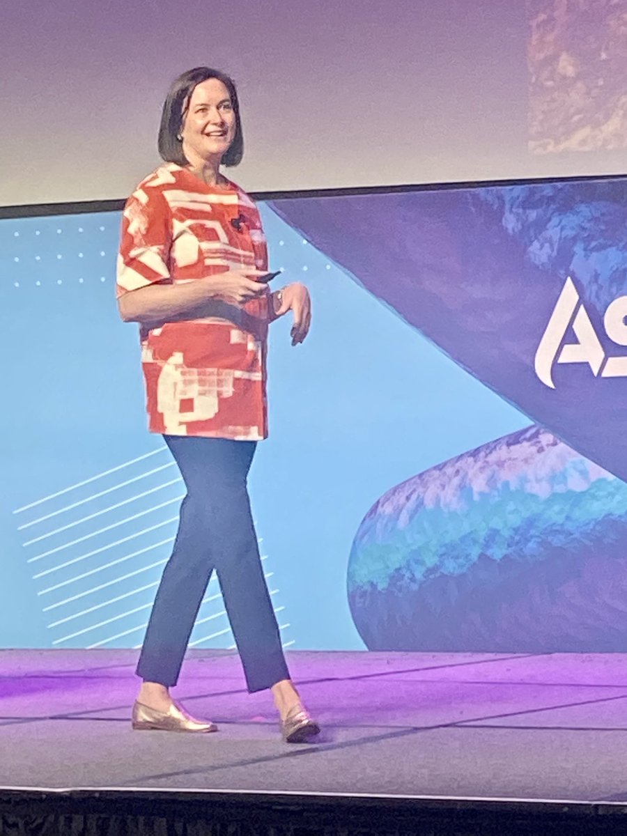 ScienceCenters's tweet photo. @ncculture @NMNH @LarryDubinski @SpaceCenterHou @museumofscience @msichicago Now our final keynote speaker @DrKWilkinson who is giving us hope for our collective ability to address the challenges related to planetary health. #ASTC2023 https://t.co/il2kZeWjBQ