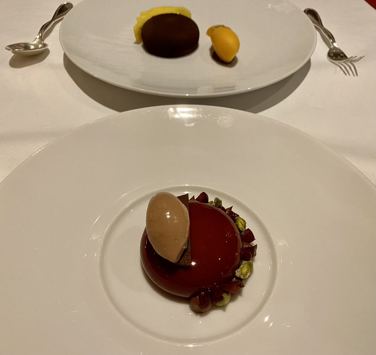 Delectable chocolate and cherries <a href="/NumberOneEdin/">Number One</a>
#Edinburgh 

guide.michelin.com/gb/en/city-of-…