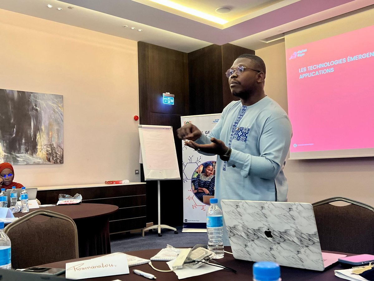 lourwana's tweet photo. Let's start 🚀
Début de la formation du Digital Gender Innovation 👩🏽‍💻 pour les femmes, filles sur  trois(3) jours. 

Des opportunités, des softskills et du #DigitalLiteracy pour une trentaine de participantes. 

#NigerFemmesPaix #DigitalNiger https://t.co/mQn3V1LRK5