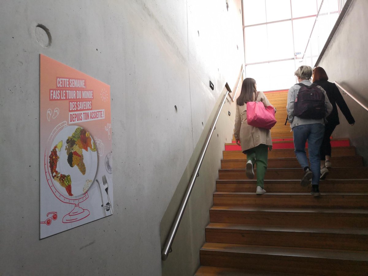 Aujourd'hui je suis passé au RU Esplanade (<a href="/CROUStrasbourg/">Crous de Strasbourg</a>) pour la Semaine "tour du monde". Petit selfie avec le chef eh ouais. 
Dans toute la France, 220 restaurants collectifs participants préparent nos recettes colorées et épicées et végétalisent leurs menus.