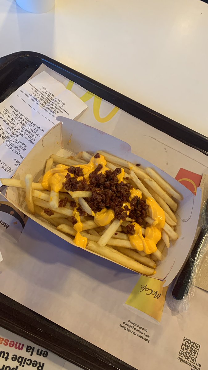 GiseMM215's tweet photo. Existen marcas que hacen publicidad muy falsa pero definitivamente @McDonaldsCol se lleva el premio mayor. Creen que poniendo “imágenes de referencias” pueden servirle a los clientes lo que se les dé la gana. 
La publicidad / Lo que te sirven https://t.co/8PPOUbGUy3