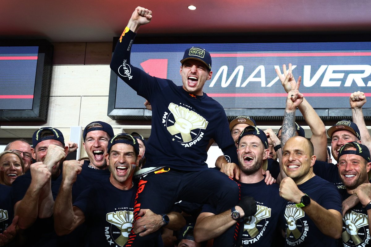 Siemens's tweet image. 🏁 Exciting F1 news! @Max33Verstappen&apos;s 3rd World Championship &amp;amp; @redbullracing&apos;s constructors&apos; title, all powered by our #SiemensXcelerator. Our tech fueled their victories, enabling unmatched innovation. Congrats to the champions &amp;amp; our colleagues for driving F1 excellence! 🚀🏆