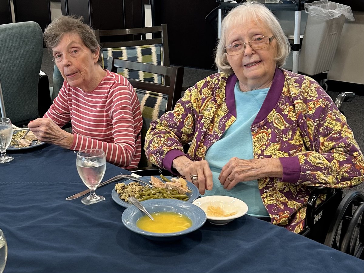 GatewaySprings's tweet photo. 🧠 Gateway Springs utilizes a Family Style Dining approach in our Legacy Lane 💜💜💜 . In other words, we bring the food to the residents in a manner much like they would have received at home during family meals. #Trilogyliving #seniorliving #family #BFF #food https://t.co/uXvs0wilbC