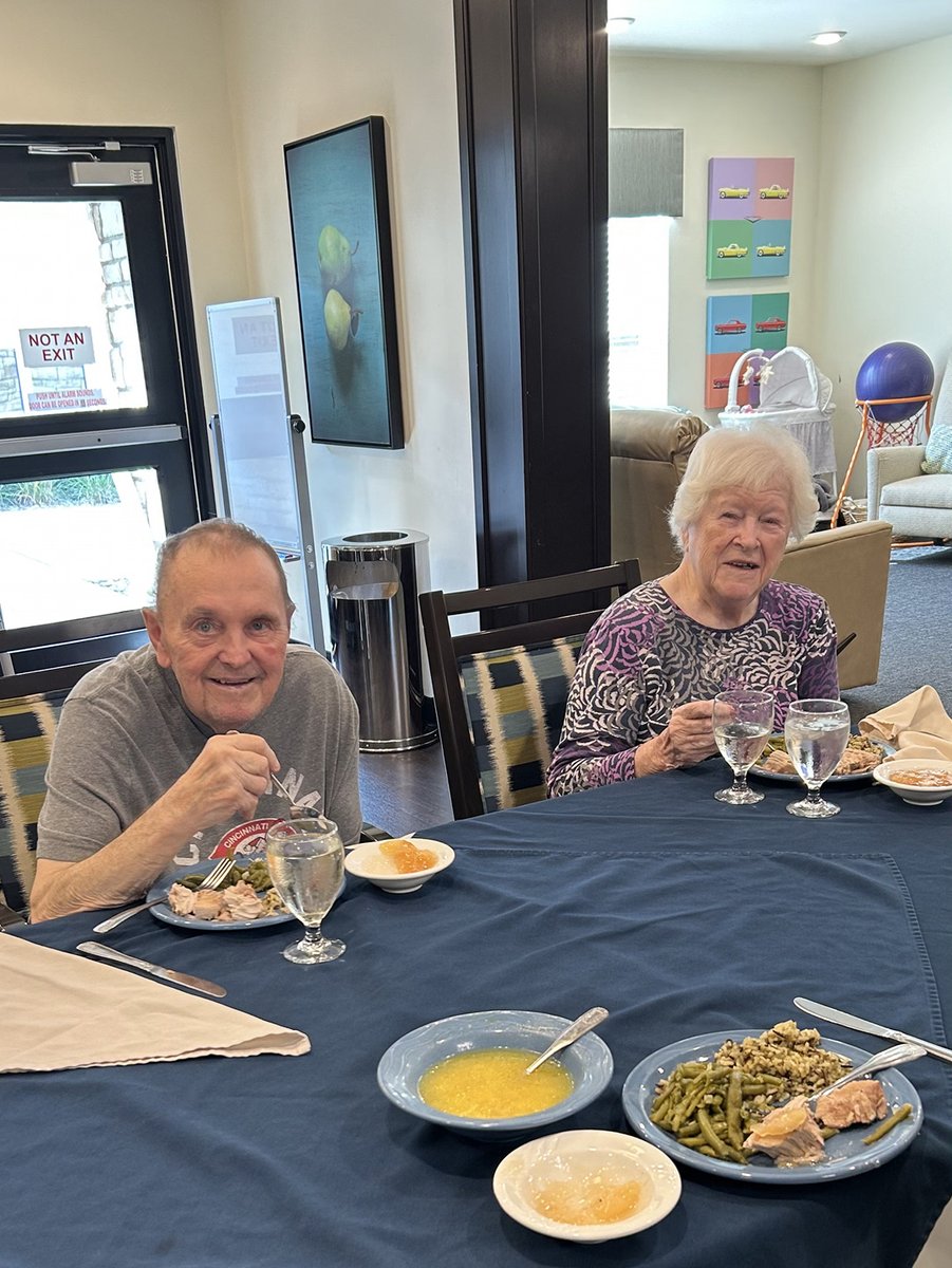 GatewaySprings's tweet photo. 🧠 Gateway Springs utilizes a Family Style Dining approach in our Legacy Lane 💜💜💜 . In other words, we bring the food to the residents in a manner much like they would have received at home during family meals. #Trilogyliving #seniorliving #family #BFF #food https://t.co/uXvs0wilbC