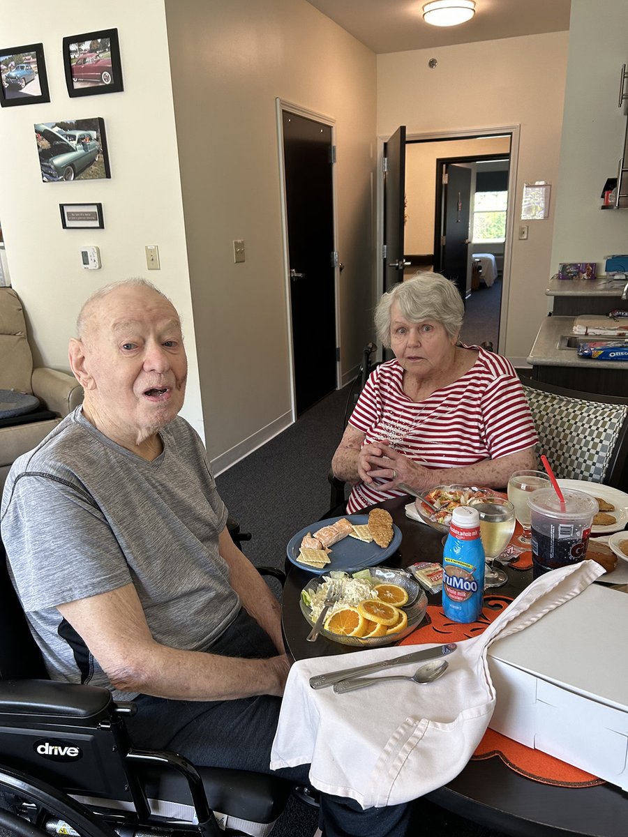 GatewaySprings's tweet photo. 🧠 Gateway Springs utilizes a Family Style Dining approach in our Legacy Lane 💜💜💜 . In other words, we bring the food to the residents in a manner much like they would have received at home during family meals. #Trilogyliving #seniorliving #family #BFF #food https://t.co/uXvs0wilbC