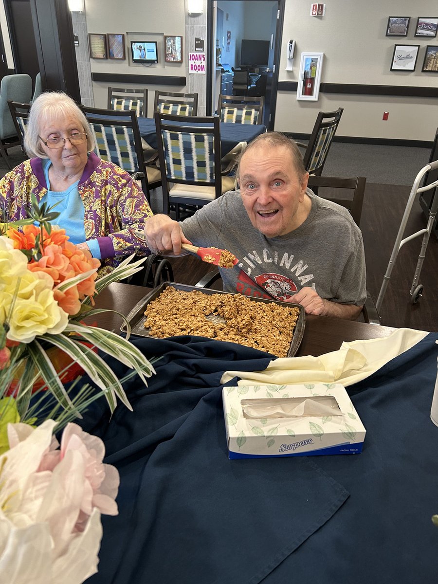 GatewaySprings's tweet photo. 🧠 Gateway Springs utilizes a Family Style Dining approach in our Legacy Lane 💜💜💜 . In other words, we bring the food to the residents in a manner much like they would have received at home during family meals. #Trilogyliving #seniorliving #family #BFF #food https://t.co/uXvs0wilbC
