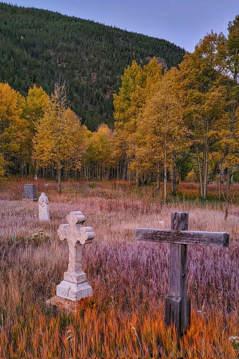 wander4insp's tweet photo. Tis the spooky season.
On our way to spend a fall weekend in historic Georgetown, Colorado, when we came across the final resting place of many of the region’s early miners, the beautiful Alvorado Cemetery, just outside of town.
#Cemetery #GeorgetownColorado #FallFoliage https://t.co/vo4tFeVZSG