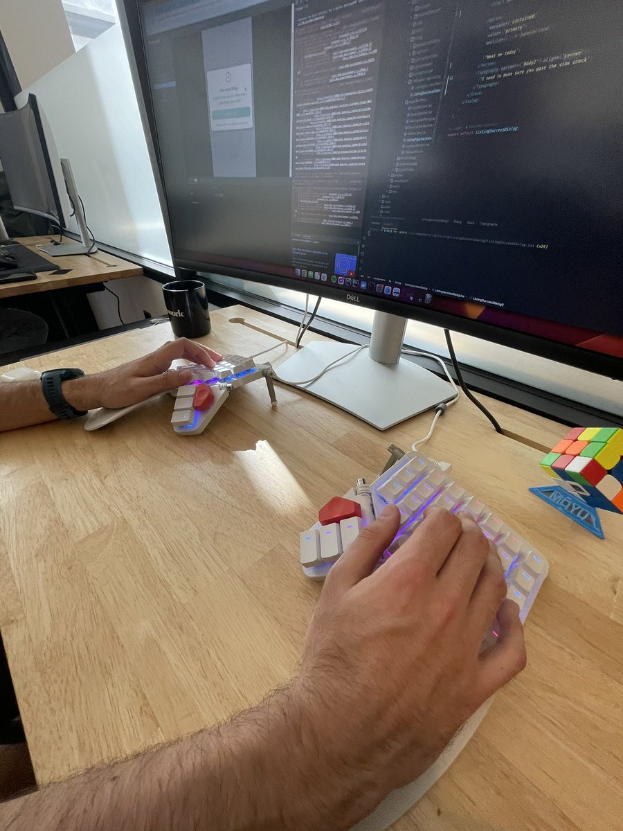 if i was a vc and i saw your technical co-founder using a keyboard like this, I’m immediately writing a cheque and leading the round