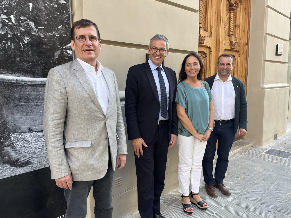 orgullfigueres's tweet photo. El cònsol de França a Barcelona i el cònsol honorari a Girona visiten la @casanataldali  https://t.co/VWcsppXA3t via @DiarideFigueres   
#Figueres #DiarideFigueres @olivierramadour @alfonsquera  #dali #salvadordali @CulturaFigueres https://t.co/w6tG6q91IW