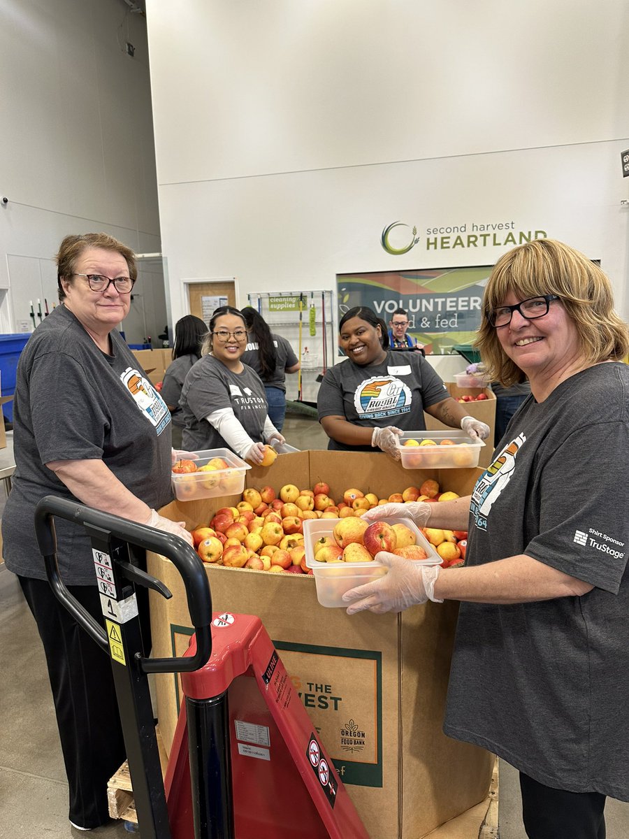 Excited to kick off #CUForwardDay with volunteers from <a href="/Royal_CU/">Royal Credit Union</a> <a href="/TruStoneFCU/">TruStone Financial</a> and NSP Federal Credit Union <a href="/2harvest/">Second Harvest Heartland</a>!