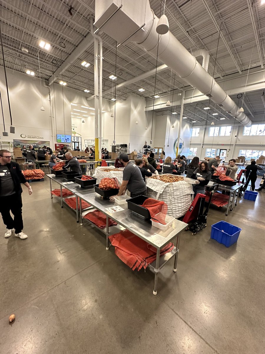 abmolnau's tweet photo. Excited to kick off #CUForwardDay with volunteers from @Royal_CU @TruStoneFCU and NSP Federal Credit Union @2harvest! https://t.co/PQks5F8lJc