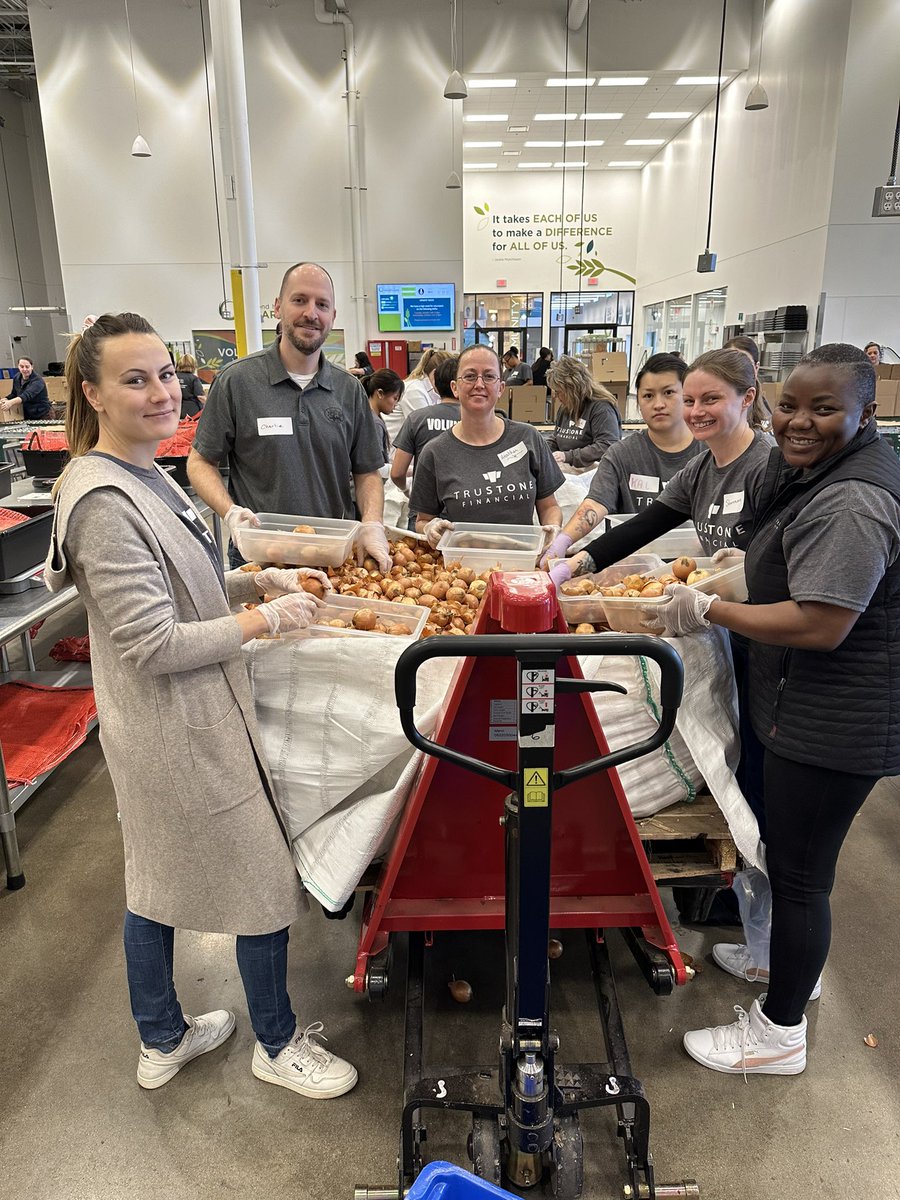 abmolnau's tweet photo. Excited to kick off #CUForwardDay with volunteers from @Royal_CU @TruStoneFCU and NSP Federal Credit Union @2harvest! https://t.co/PQks5F8lJc