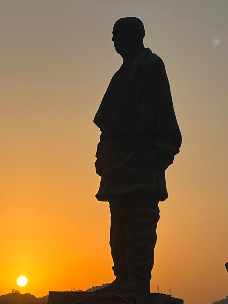 meelogsin's tweet photo. Worlds largest man made edifice tribute to Bharat's Iron-man #TheStatueOfUnity 

Nestled between Vindhya and Satpura hills in Kevadia GUJ

In abt 100 yrs, this statue will turn completely green owing to natural oxidation of the bronze cover on the outer layer of the statue https://t.co/C7111bfj6o