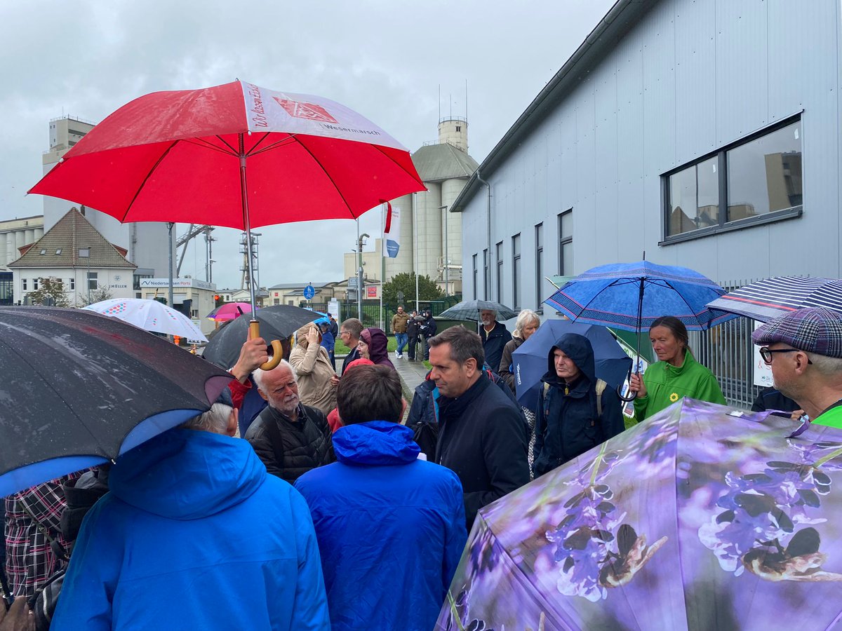 OlafLies's tweet photo. Heute war der Auftakt des Dialogs zur Fahrrinnenanpassung der #Unterweser (Nord). Gemeinsam mit meinem Kollegen @GruenMeyer hatte ich nach #Brake eingeladen. Das Thema wird in der Region heftig diskutiert. Vorab habe ich mit Demonstrierenden gesprochen. (1/4) https://t.co/TWWLIobKfF
