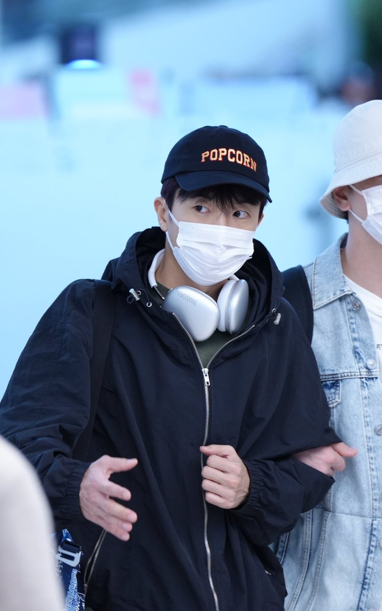 woodongzzip's tweet photo. 231008 입국 우영아 고생 많았어💙🩵 https://t.co/UmS5ZaaDaX