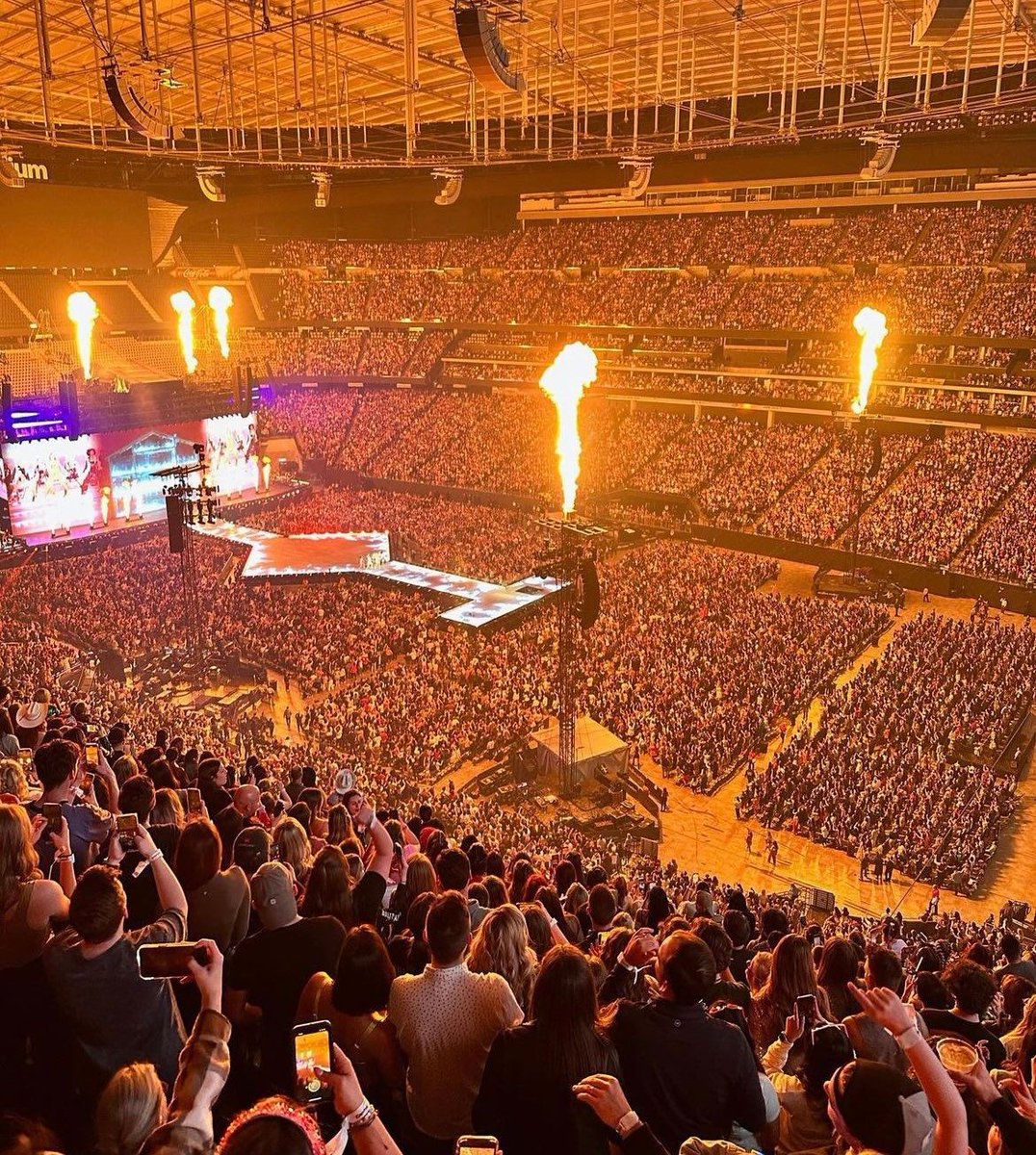 TheSwiftSociety's tweet photo. 📰| "The Eras Tour" has a potential $80 BILLION economic impact

 — Equal to that of at least 55 Super Bowls. https://t.co/FVFdKh9mur