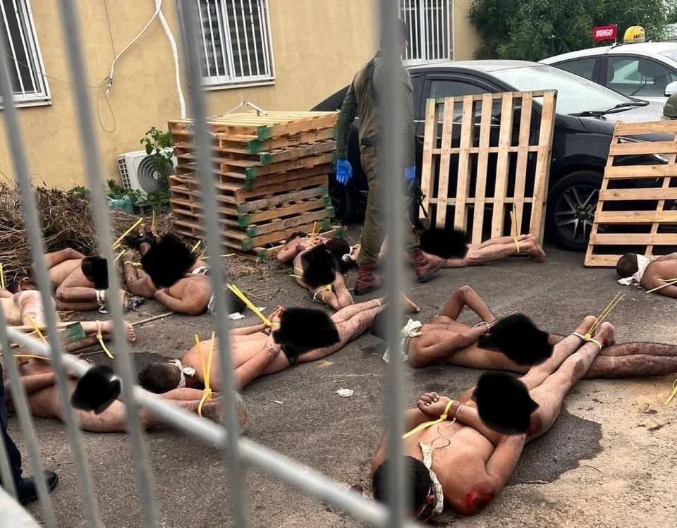 inpic0's tweet photo. أخلاقيات جيش الاحتلال الاسرائيلي وهي تعتقل كل من تشك فيه من الفلسطينيين وتسميهم بالحيوانات وتعريتهم وتصويرهم بهذه الصورة …

طبعاً هذه الصور لا يتم نشرها من قبل اي إعلام لا غربي ولا عربي!! https://t.co/kucLHlWsG3