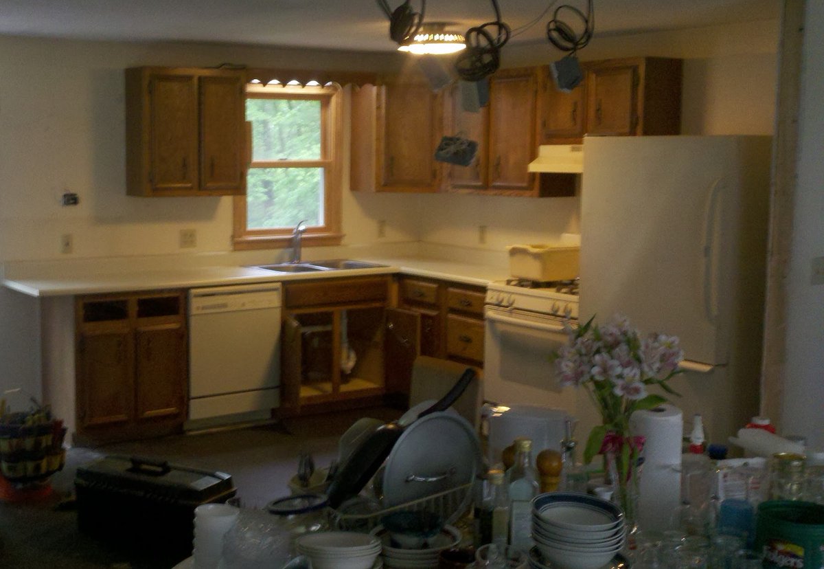 Thecrabcakeco's tweet photo. @RealSkipBayless Look at those cheap as cabinets. Those are old oak raised panel cabs painted white... Damn!!! Look - see https://t.co/tu7w7Iy7aY