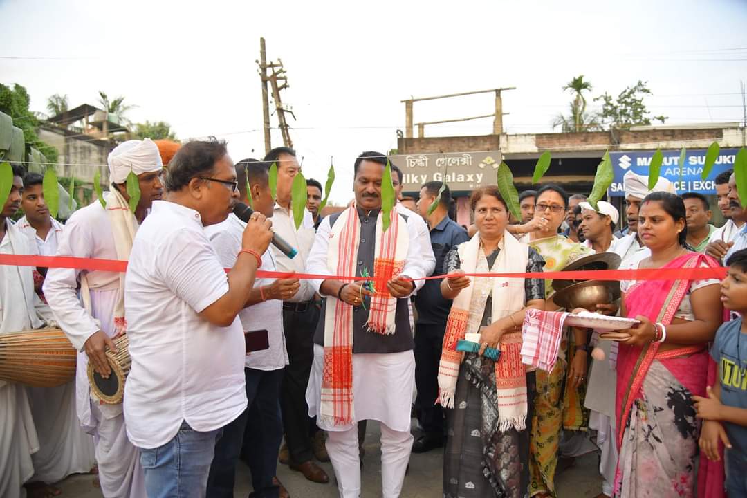 Hemanta85031469's tweet photo. #HappyInauguration
Cabinet Minister Hon'ble Shri @TheAshokSinghal inaugurated several roads sanctioned under CIDF in Golaghat constituency today in the presence of local MLA and Popular Minister Hon'ble Smt. @AjantaNeog mam.
@himantabiswa
@BJP4Assam https://t.co/EXb03h0zFW