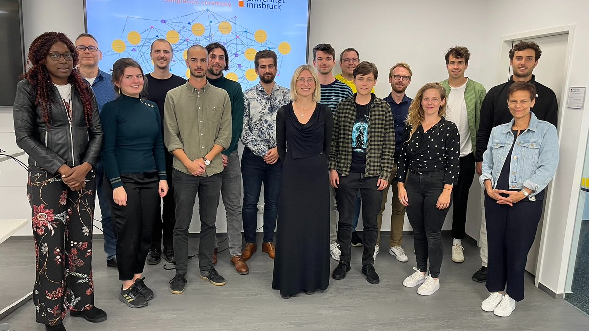 DiSC_uibk's tweet photo. Lots of happy faces at last week's ceremony where we celebrated those students who completed our Minor #DigitalScience in the past academic year. ☺️Congratulations! We were very happy to accompany you on a step of your journey! https://t.co/0mB8YGlQID