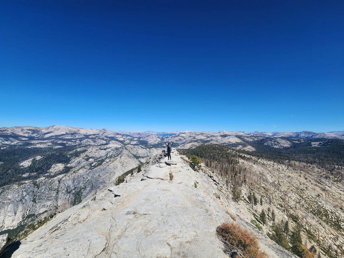 j_alpine_'s tweet photo. Beautiful day in #yosemite! #alpinistas #cloudsrest https://t.co/2IY2tMd9I2