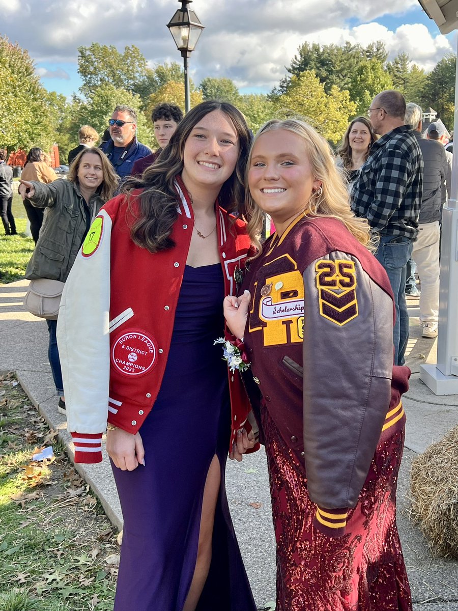 EllaVinco's tweet photo. Thankful that our fall ball schedule allowed me to enjoy the entire HoCo experience my Junior Year (with a 4 hour early Sunday morning practice with @TexasGloryMW07!!). @CoachBeyster @CoachWall_E @Riverview_Bucs #hoco2K23 #FridayNightLights https://t.co/08XkYS03eW