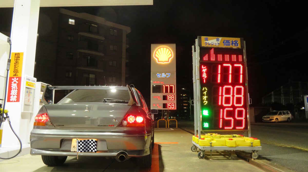 TYANBARAGAMER's tweet photo. もうapollo stationに飲み込まれてるシェルSS。外装はまだ塗装のみでグラデーションの板？はまだ着いてない。僅かに残るシェル色。Googleマップではかつての華やかな姿を見ることが出来るぞ。
#昭和シェル #Showa_Shell #Shell_V_power #Shell_Pura #シェルSS #東油山SS  https://t.co/aaWUURbhwL https://t.co/6a6RZZGn9F