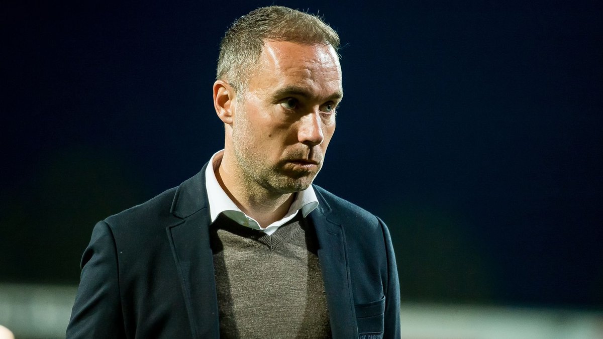 oranjefussball's tweet photo. Es gibt einen Trainerwechsel in Friesland, aber (noch) nicht in Heerenveen, sondern in Leeuwarden: #SCCambuur hat Sjors #Ultee freigestellt. Der Absteiger hat zuletzt drei Spiele in der KKD verloren. Henk de Jong soll erneut das Traineramt übernehmen. https://t.co/FHLUexT1MH