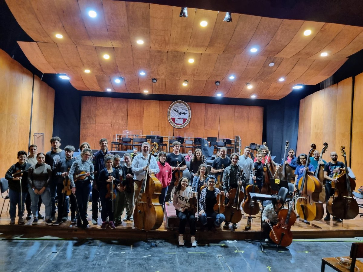 OrquestaUNCuyo's tweet photo. ✨Ilustres visitas en el Vivero Musical UNCUYO. 🥰

🤵Por un lado, los maestros Rodolfo Saglimben y Guillermo Scarabino, ex directores titulares de la OSUNCUYO. 🤩

🎻 el contrabajista Juan Pablo Navarro  brindó una clase magistral sobre la grafía musical de Astor Piazzolla.🎶 https://t.co/ufZtte5sp7
